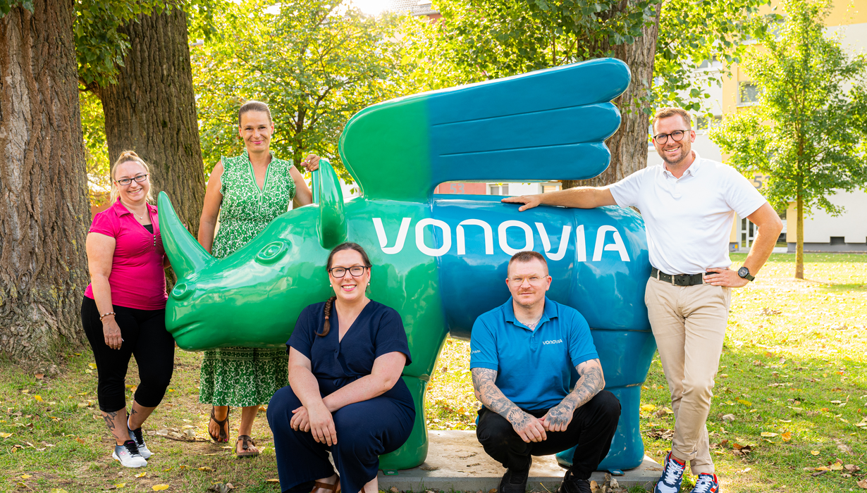 Das Team der Vonovia posiert vor einem Nashorn mit Flügeln. Das Team der Vonovia posiert vor einem Nashorn mit Flügeln.
