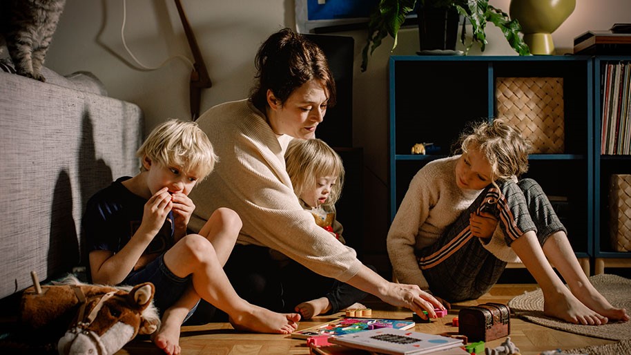 Gallery-Image-Mutter-spielt-mit-ihren-Kindern Mutter spielt mit ihren Kindern