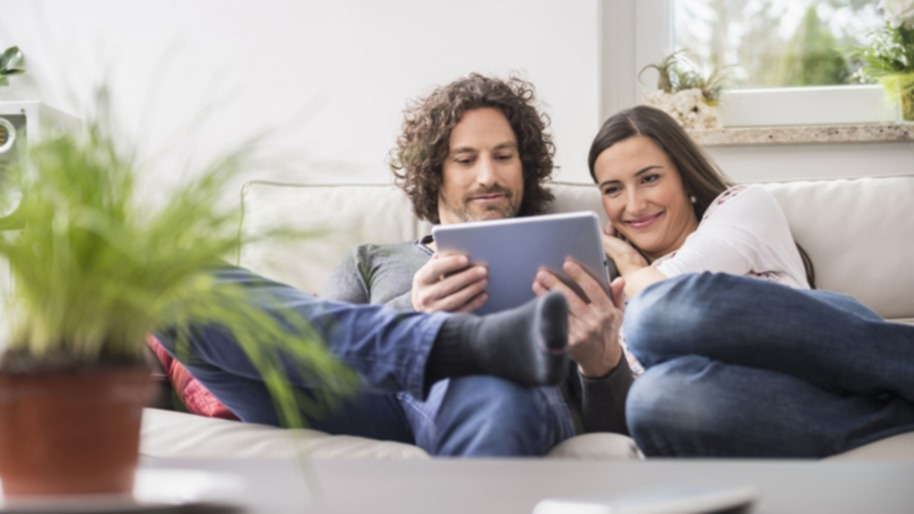 Gallery-Image-Paar-zusammen-auf-der-couch Paar sitzt zusammen auf der Couch