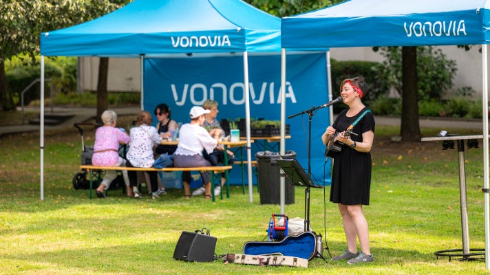 Musikerin San Froyo begleitete den Nachmittag mit Ukulele und Gesang und sorgte für eine besondere Stimmung im Quartier.