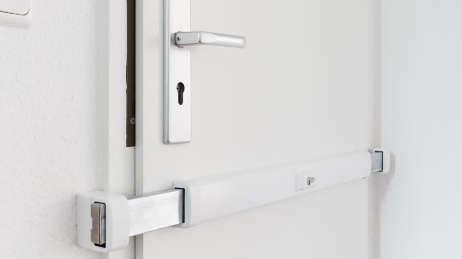 Tür mit Sicherheitsriegel in Innenraum eingerastet.