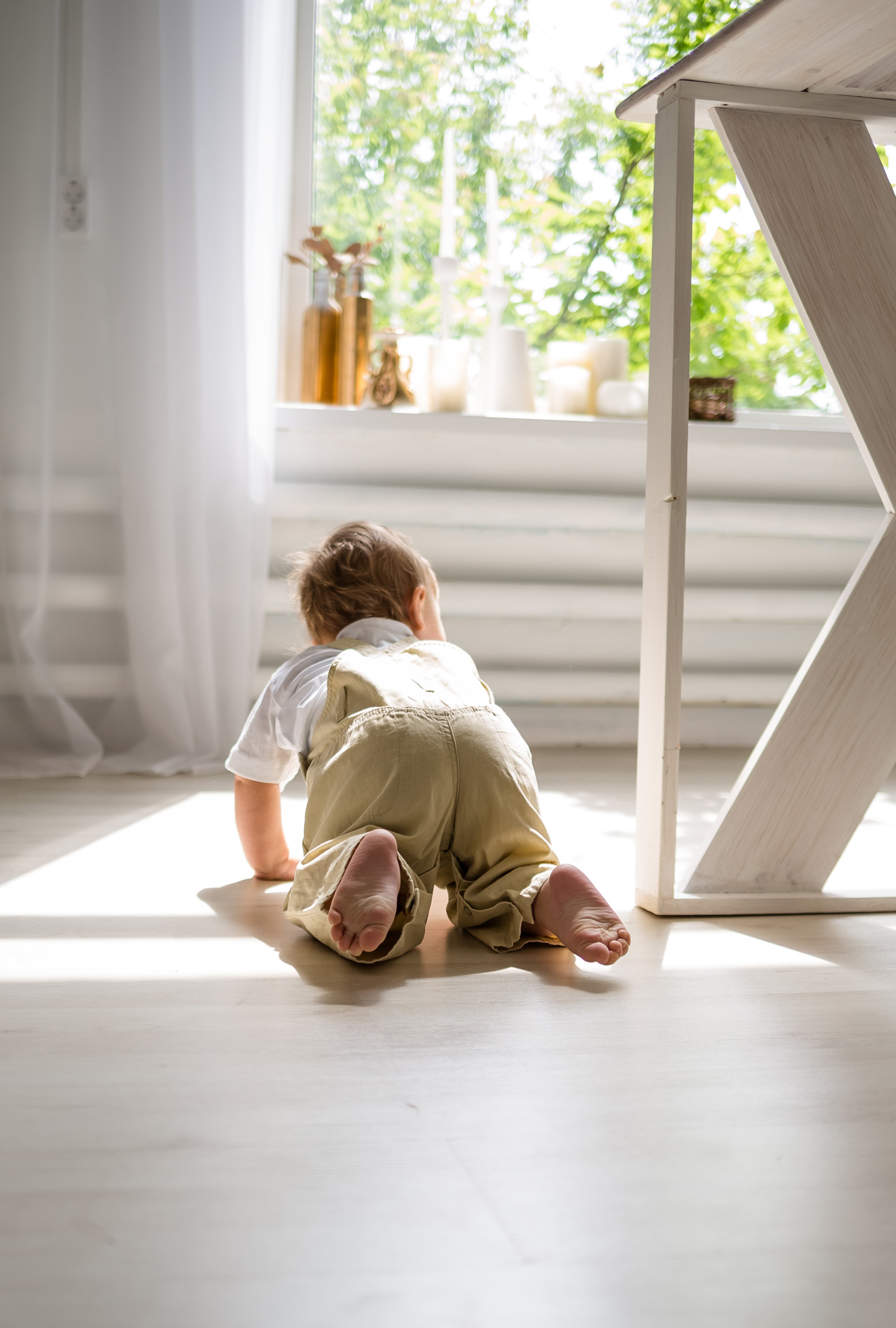 Kleinkind krabbelt auf dem Boden. Kleinkind krabbelt auf dem Boden.