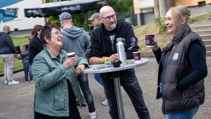 Personen trinken zusammen Kaffee auf dem Mieterfest in Dortmund.