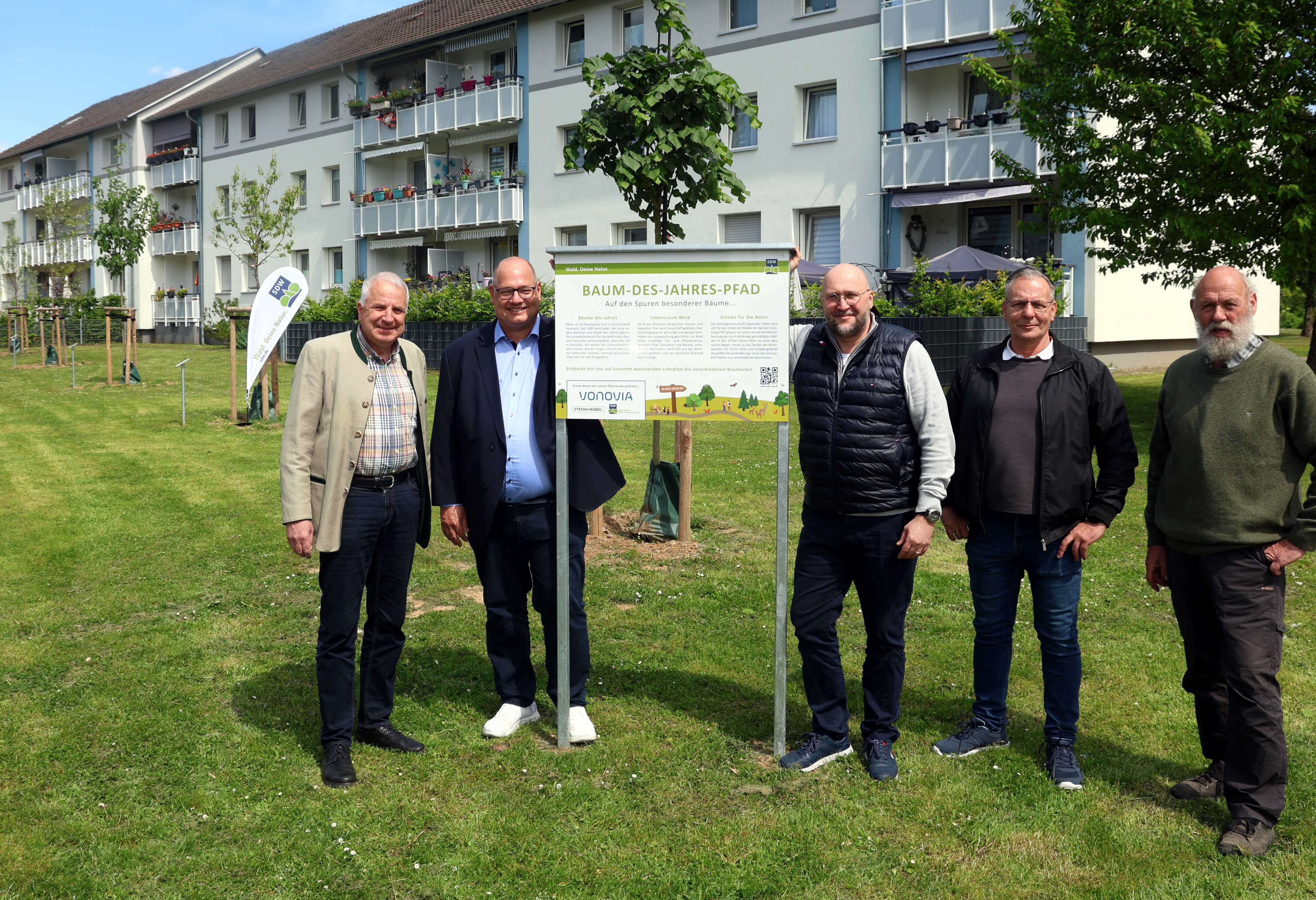 Baum-des-Jahres-Weg bei Vonovia in Leverkusen eröffnet.jpg