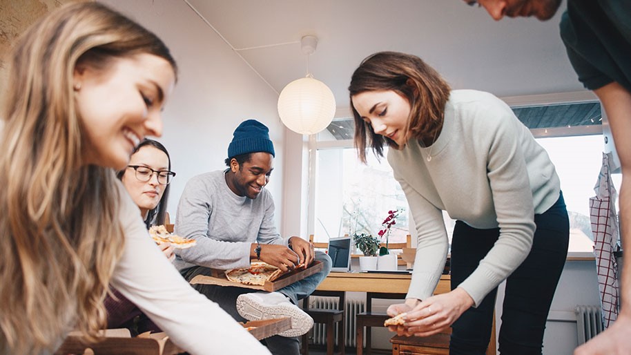 Gallery-Image-StudentInnen-essen-zusammen Gruppe studierender essen zusammen Pizza