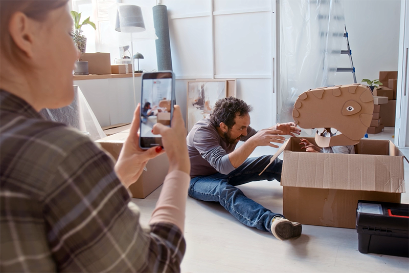 Familie kommt in ihrem neuen Zuhause an