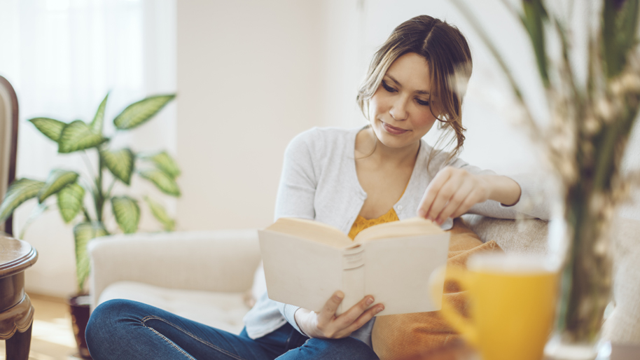 Gallery-Image-Single-Frau-liest-Buch.jpg Frau liest Buch