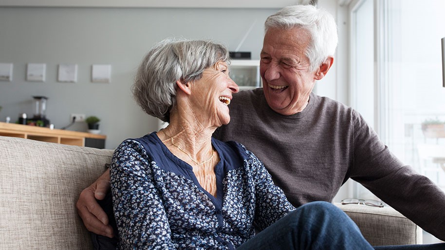 Gallery-Image-Senioren-Paar-lacht-zusammen Senioren lachen zusammen