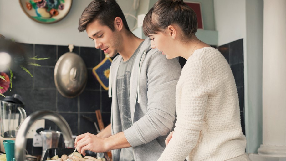 Gallery-Image-Studenten-Paar-kocht-zusammen Zwei junge Menschen kochen zusammen