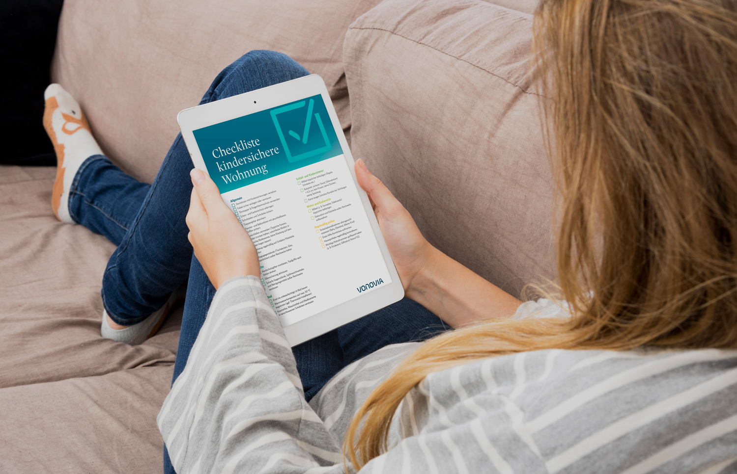 Eine Frau hält ein Tablet mit einer Checkliste in der Hand. Eine Frau hält ein Tablet mit einer Checkliste in der Hand.