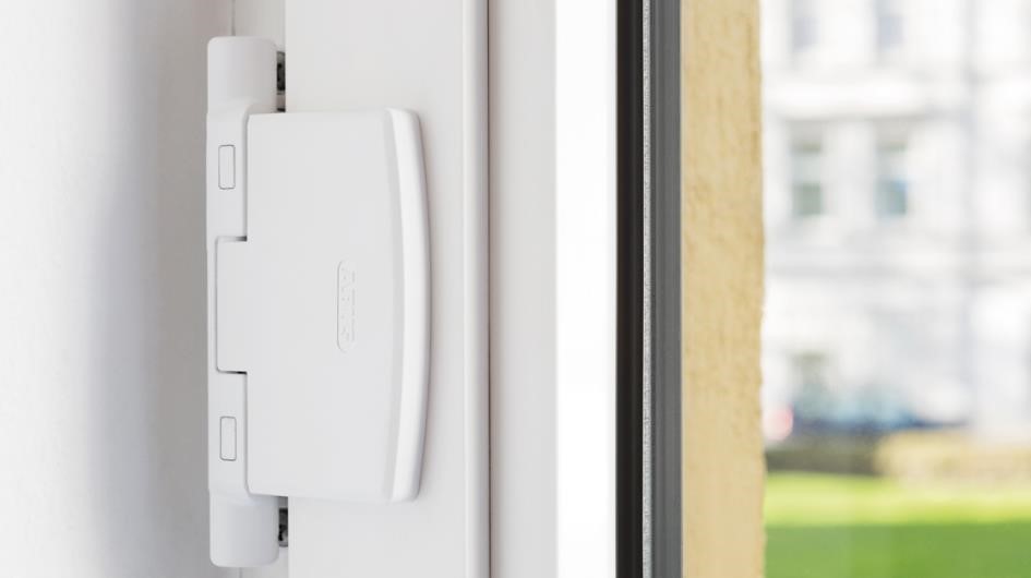 Fensterbandsicherung, am Fensterrahmen montiert.