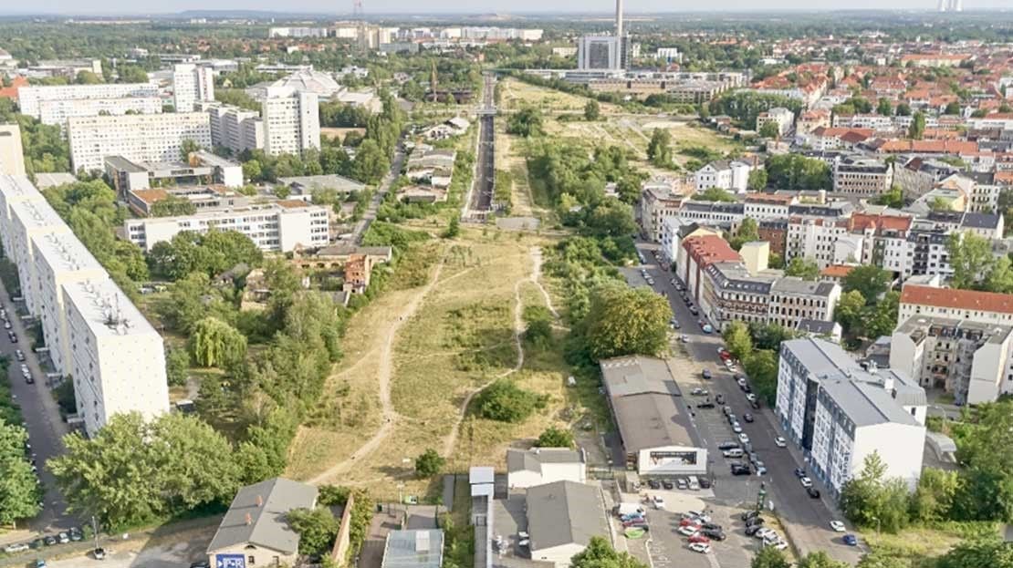 Blick auf Leipzig von oben mit schicken Altbauten und Grünflächen