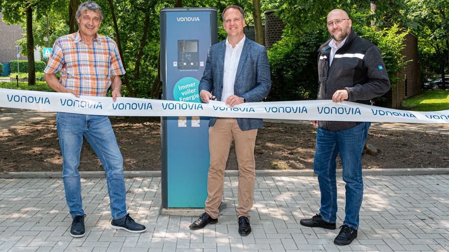 Vonovia Mitarbeiter vor neuer E-Ladesäule in Köln Vonovia Mitarbeiter vor neuer E-Ladesäule in Köln